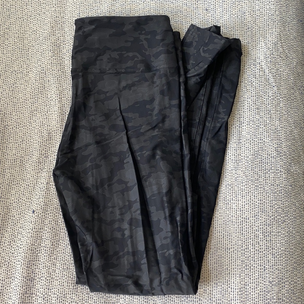 Peach • black camo leggings, size XL.